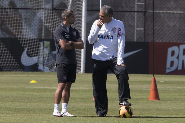 O presidente Mario Gobbi anuncia a saida do técnico Tite após o durante o treino desta manhã no CT Joaquim Grava, no Parque Ecológico do Tiete. O próximo jogo da equipe será domingo, dia 17/11, contra o Vasco/RJ, no estádio do Pacaembu, válido pela 35ª rodada do Campeonato Brasileiro de 2013