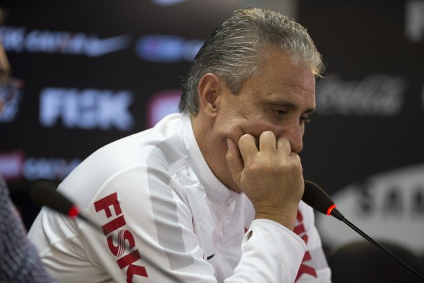 O presidente Mario Gobbi anuncia a saida do técnico Tite após o durante o treino desta manhã no CT Joaquim Grava, no Parque Ecológico do Tiete. O próximo jogo da equipe será domingo, dia 17/11, contra o Vasco/RJ, no estádio do Pacaembu, válido pela 35ª rodada do Campeonato Brasileiro de 2013