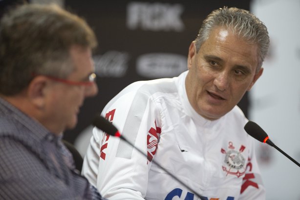 O presidente Mario Gobbi anuncia a saida do técnico Tite após o durante o treino desta manhã no CT Joaquim Grava, no Parque Ecológico do Tiete. O próximo jogo da equipe será domingo, dia 17/11, contra o Vasco/RJ, no estádio do Pacaembu, válido pela 35ª rodada do Campeonato Brasileiro de 2013