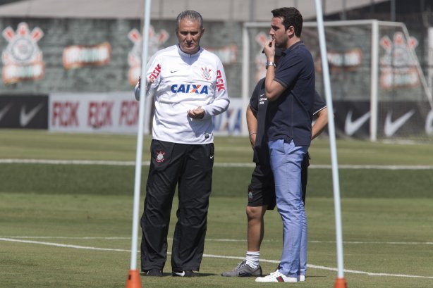 O presidente Mario Gobbi anuncia a saida do técnico Tite após o durante o treino desta manhã no CT Joaquim Grava, no Parque Ecológico do Tiete. O próximo jogo da equipe será domingo, dia 17/11, contra o Vasco/RJ, no estádio do Pacaembu, válido pela 35ª rodada do Campeonato Brasileiro de 2013
