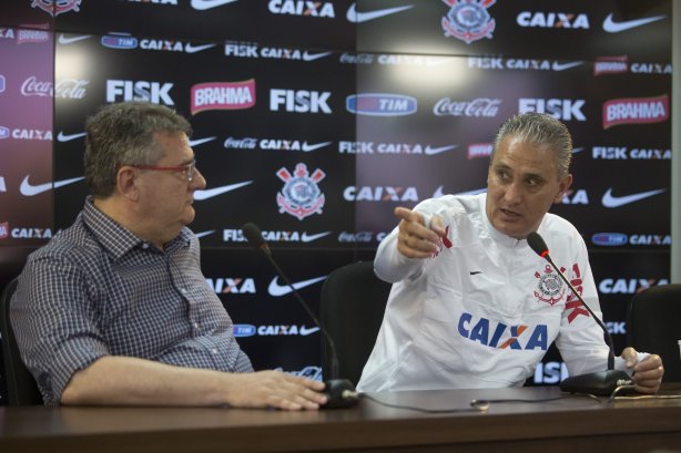 O presidente Mario Gobbi anuncia a saida do técnico Tite após o durante o treino desta manhã no CT Joaquim Grava, no Parque Ecológico do Tiete. O próximo jogo da equipe será domingo, dia 17/11, contra o Vasco/RJ, no estádio do Pacaembu, válido pela 35ª rodada do Campeonato Brasileiro de 2013