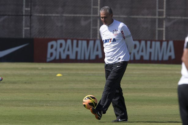 O presidente Mario Gobbi anuncia a saida do técnico Tite após o durante o treino desta manhã no CT Joaquim Grava, no Parque Ecológico do Tiete. O próximo jogo da equipe será domingo, dia 17/11, contra o Vasco/RJ, no estádio do Pacaembu, válido pela 35ª rodada do Campeonato Brasileiro de 2013