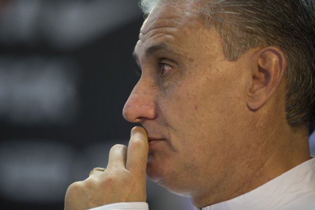 O presidente Mario Gobbi anuncia a saida do técnico Tite após o durante o treino desta manhã no CT Joaquim Grava, no Parque Ecológico do Tiete. O próximo jogo da equipe será domingo, dia 17/11, contra o Vasco/RJ, no estádio do Pacaembu, válido pela 35ª rodada do Campeonato Brasileiro de 2013