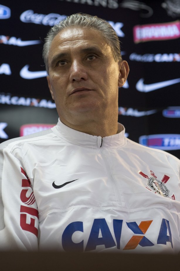 O presidente Mario Gobbi anuncia a saida do técnico Tite após o durante o treino desta manhã no CT Joaquim Grava, no Parque Ecológico do Tiete. O próximo jogo da equipe será domingo, dia 17/11, contra o Vasco/RJ, no estádio do Pacaembu, válido pela 35ª rodada do Campeonato Brasileiro de 2013