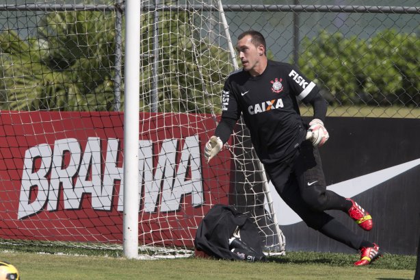 O presidente Mario Gobbi anuncia a saida do técnico Tite após o durante o treino desta manhã no CT Joaquim Grava, no Parque Ecológico do Tiete. O próximo jogo da equipe será domingo, dia 17/11, contra o Vasco/RJ, no estádio do Pacaembu, válido pela 35ª rodada do Campeonato Brasileiro de 2013