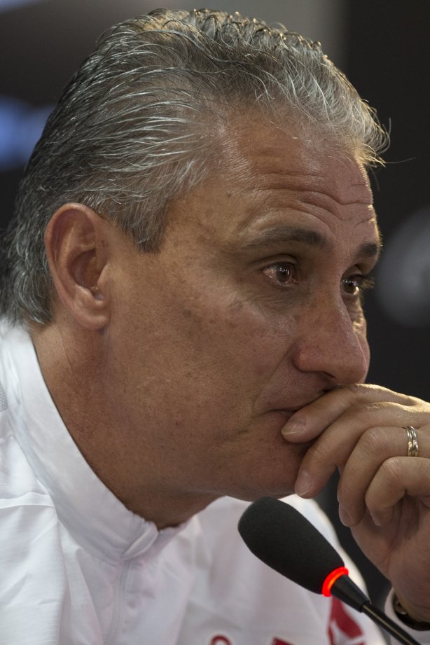 O presidente Mario Gobbi anuncia a saida do técnico Tite após o durante o treino desta manhã no CT Joaquim Grava, no Parque Ecológico do Tiete. O próximo jogo da equipe será domingo, dia 17/11, contra o Vasco/RJ, no estádio do Pacaembu, válido pela 35ª rodada do Campeonato Brasileiro de 2013
