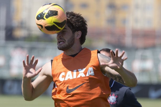 O presidente Mario Gobbi anuncia a saida do técnico Tite após o durante o treino desta manhã no CT Joaquim Grava, no Parque Ecológico do Tiete. O próximo jogo da equipe será domingo, dia 17/11, contra o Vasco/RJ, no estádio do Pacaembu, válido pela 35ª rodada do Campeonato Brasileiro de 2013