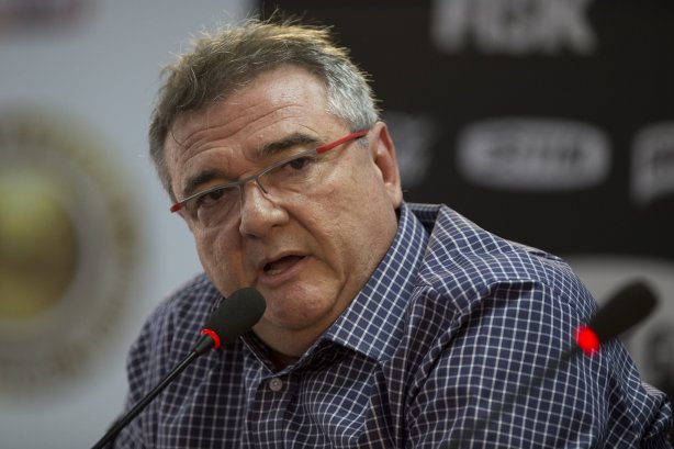 O presidente Mario Gobbi anuncia a saida do técnico Tite após o durante o treino desta manhã no CT Joaquim Grava, no Parque Ecológico do Tiete. O próximo jogo da equipe será domingo, dia 17/11, contra o Vasco/RJ, no estádio do Pacaembu, válido pela 35ª rodada do Campeonato Brasileiro de 2013
