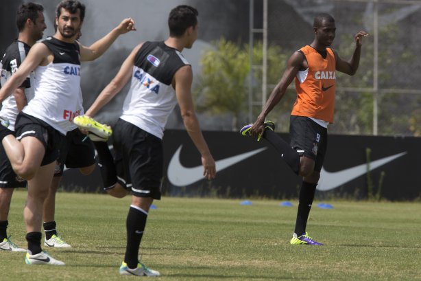 Durante o durante o treino desta manhã no CT Joaquim Grava, no Parque Ecológico do Tiete. O próximo jogo da equipe será amanhã, domingo, dia 17/11, contra o Vasco/RJ, no estádio do Pacaembu, válido pela 35ª rodada do Campeonato Brasileiro de 2013