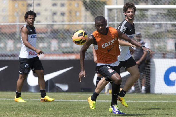Durante o durante o treino desta manhã no CT Joaquim Grava, no Parque Ecológico do Tiete. O próximo jogo da equipe será amanhã, domingo, dia 17/11, contra o Vasco/RJ, no estádio do Pacaembu, válido pela 35ª rodada do Campeonato Brasileiro de 2013