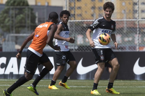 Durante o durante o treino desta manhã no CT Joaquim Grava, no Parque Ecológico do Tiete. O próximo jogo da equipe será amanhã, domingo, dia 17/11, contra o Vasco/RJ, no estádio do Pacaembu, válido pela 35ª rodada do Campeonato Brasileiro de 2013