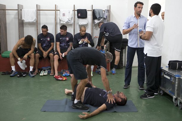 Nos vestiários antes da partida entre Portuguesa x Corinthians, realizada esta tarde no estádio do Caninde, válida pela 1ª rodada do Campeonato Paulista de 2014