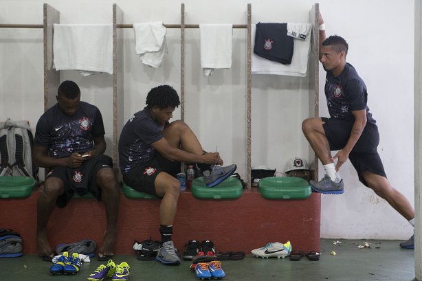 Nos vestiários antes da partida entre Portuguesa x Corinthians, realizada esta tarde no estádio do Caninde, válida pela 1ª rodada do Campeonato Paulista de 2014