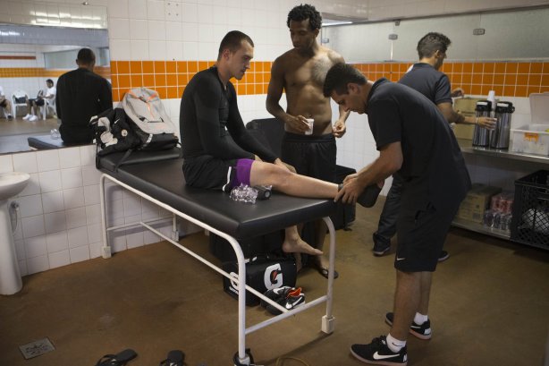 Nos vestiários antes da partida entre Corinthians x Paulista/Jundiaí, realizada esta noite no estádio Decio Vitta, em Americana, válida pela 2ª rodada do Campeonato Paulista de 2014
