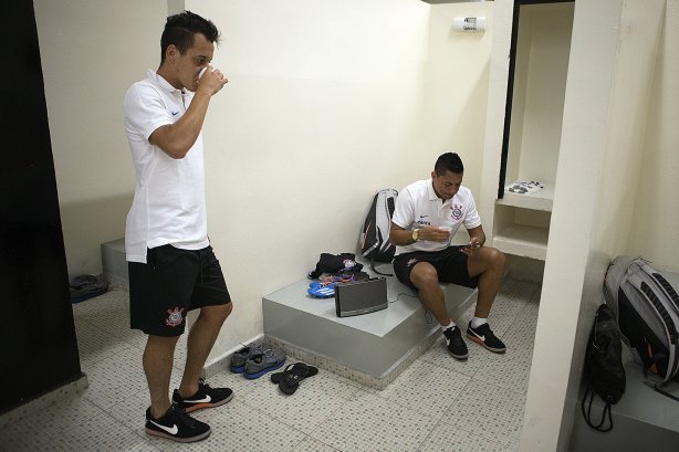 Nos vestiários antes da partida entre Corinthians x São Bernardo, realizada esta noite no estádio do Pacaembu, válida pela 3ª rodada do Campeonato Paulista de 2014