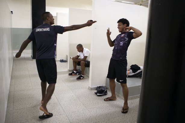 Nos vestiários antes da partida entre Corinthians x São Bernardo, realizada esta noite no estádio do Pacaembu, válida pela 3ª rodada do Campeonato Paulista de 2014