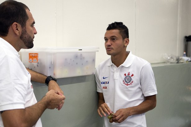 Nos vestiários antes da partida entre Corinthians x São Bernardo, realizada esta noite no estádio do Pacaembu, válida pela 3ª rodada do Campeonato Paulista de 2014