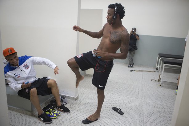 Nos vestiários antes da partida entre Corinthians x Comercial/RP, realizada esta noite no estádio do Pacaembu, válida pela 11ª rodada do Campeonato Paulista de 2014