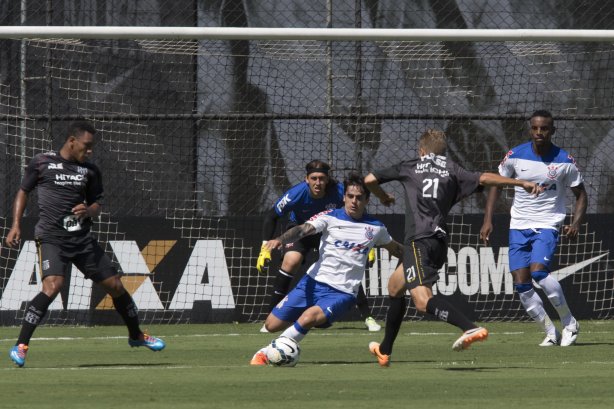 Durante o jogo treino contra a Ponte Preta, de Campinas, esta manhã no CT Joaquim Grava, Parque Ecológico do Tiete, zona leste de São Paulo. O próximo jogo da equipe será dia 20/04, contra o Atlético MIneiro, válido pela 1ª rodada do Campeonato Brasileiro de 2014