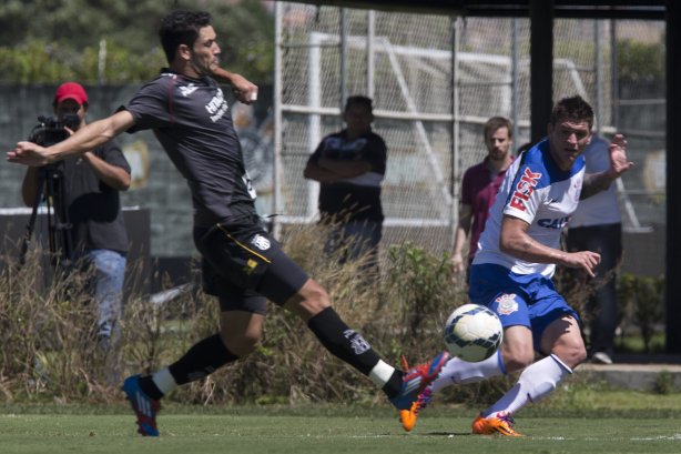 Durante o jogo treino contra a Ponte Preta, de Campinas, esta manhã no CT Joaquim Grava, Parque Ecológico do Tiete, zona leste de São Paulo. O próximo jogo da equipe será dia 20/04, contra o Atlético MIneiro, válido pela 1ª rodada do Campeonato Brasileiro de 2014