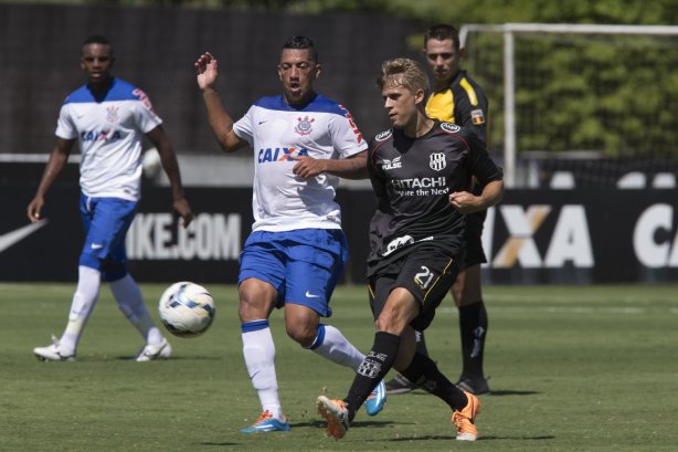 Durante o jogo treino contra a Ponte Preta, de Campinas, esta manhã no CT Joaquim Grava, Parque Ecológico do Tiete, zona leste de São Paulo. O próximo jogo da equipe será dia 20/04, contra o Atlético MIneiro, válido pela 1ª rodada do Campeonato Brasileiro de 2014