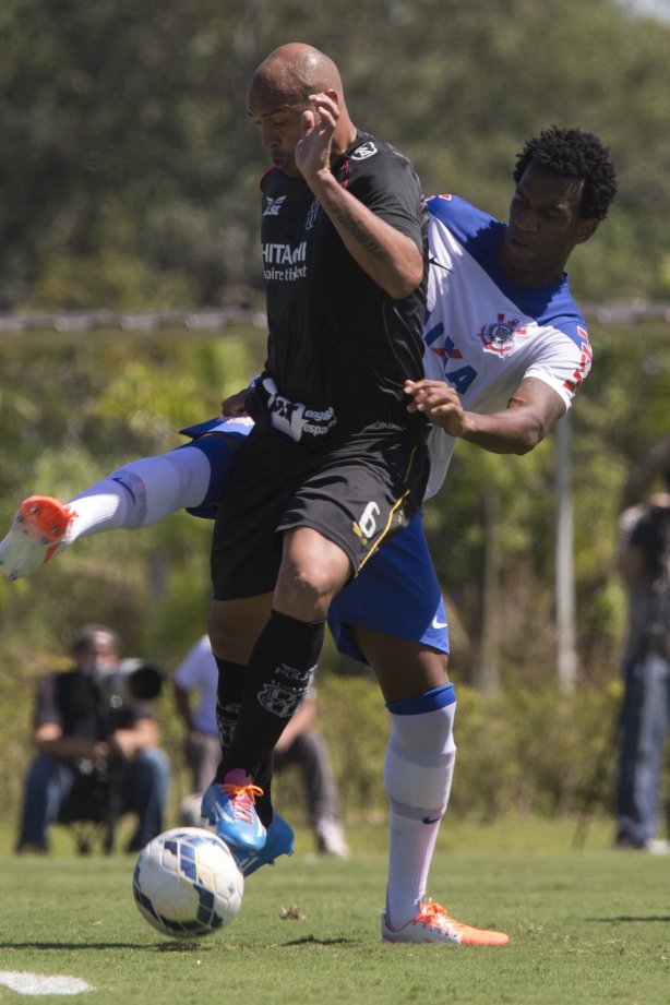 Durante o jogo treino contra a Ponte Preta, de Campinas, esta manhã no CT Joaquim Grava, Parque Ecológico do Tiete, zona leste de São Paulo. O próximo jogo da equipe será dia 20/04, contra o Atlético MIneiro, válido pela 1ª rodada do Campeonato Brasileiro de 2014
