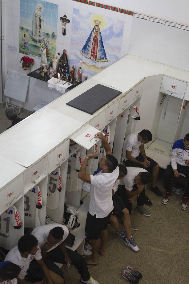 Nos vestiários antes da partida Corinthians x Atlético-PR, realizada esta noite no estádio do Caninde, válida pela 6ª rodada do Campeonato Brasileiro de 2014