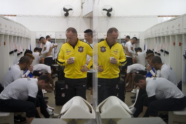 Nos vestiários antes da partida Corinthians x Cruzeiro, realizada esta noite no estádio do Caninde, válida pela 8ª rodada do Campeonato Brasileiro de 2014