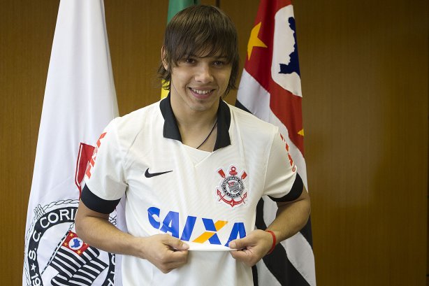 O diretor de futebol Ronaldo Ximenes apresenta o atacante paraguaio Angel Romero como novo contratado para o Campeonato Brasileiro de 2014