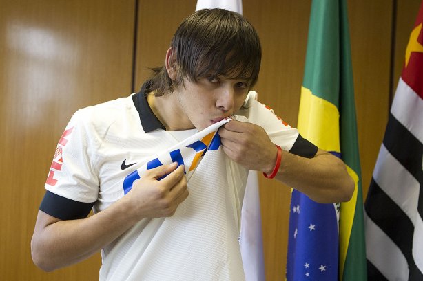 O diretor de futebol Ronaldo Ximenes apresenta o atacante paraguaio Angel Romero como novo contratado para o Campeonato Brasileiro de 2014