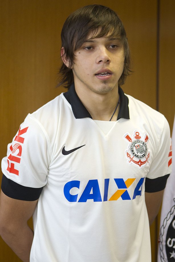O diretor de futebol Ronaldo Ximenes apresenta o atacante paraguaio Angel Romero como novo contratado para o Campeonato Brasileiro de 2014