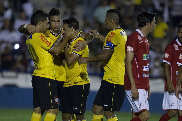 Durante o jogo amistoso entre Uberaba Sport Clube/MG x Corinthians, realizada esta tarde no estádio Engenheiro João Guido, preparatória para a sequência do Campeonato Brasileiro de 2014