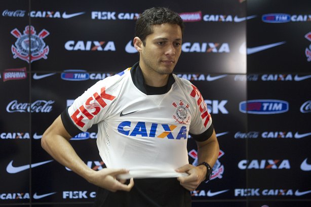 O diretor de futebol Ronaldo Ximenes apresenta o zagueiro Anderson Martins após o treino esta manhã no CT Joaquim Grava, Parque Ecológico do Tiete, zona leste de São Paulo. O próximo jogo da equipe será dia 17/07, contra o Internacional/RS, na Arena Corinthians, válido pela 10ª rodada do Campeonato Brasileiro de 2014
