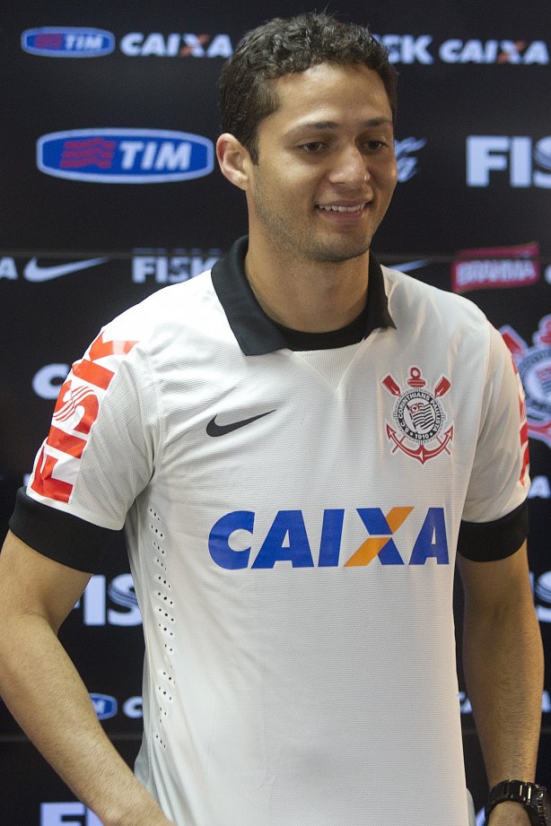 O diretor de futebol Ronaldo Ximenes apresenta o zagueiro Anderson Martins após o treino esta manhã no CT Joaquim Grava, Parque Ecológico do Tiete, zona leste de São Paulo. O próximo jogo da equipe será dia 17/07, contra o Internacional/RS, na Arena Corinthians, válido pela 10ª rodada do Campeonato Brasileiro de 2014