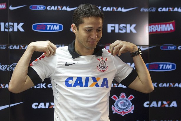 O diretor de futebol Ronaldo Ximenes apresenta o zagueiro Anderson Martins após o treino esta manhã no CT Joaquim Grava, Parque Ecológico do Tiete, zona leste de São Paulo. O próximo jogo da equipe será dia 17/07, contra o Internacional/RS, na Arena Corinthians, válido pela 10ª rodada do Campeonato Brasileiro de 2014