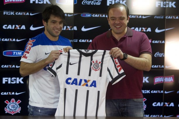 O meia atacante Lodeiro e apresentado pelo diretor de futebol Ronaldo Ximenes após o treino desta tarde no CT Joaquim Grava, Parque Ecológico do Tiete, zona leste de São Paulo. O próximo jogo da equipe será domingo, dia 03/08, contra o Coritiba, no estádio Couto Pereira, jogo válido pela 13ª rodada do Campeonato Brasileiro de 2014