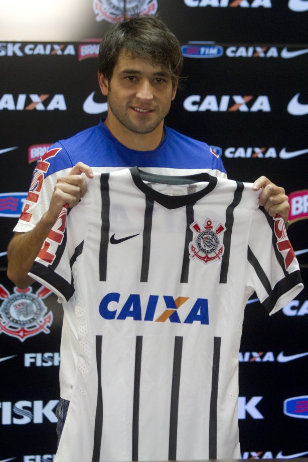 O meia atacante Lodeiro e apresentado pelo diretor de futebol Ronaldo Ximenes após o treino desta tarde no CT Joaquim Grava, Parque Ecológico do Tiete, zona leste de São Paulo. O próximo jogo da equipe será domingo, dia 03/08, contra o Coritiba, no estádio Couto Pereira, jogo válido pela 13ª rodada do Campeonato Brasileiro de 2014
