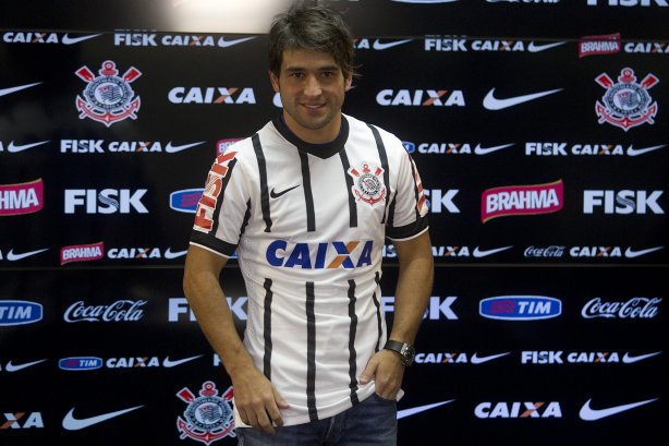 O meia atacante Lodeiro e apresentado pelo diretor de futebol Ronaldo Ximenes após o treino desta tarde no CT Joaquim Grava, Parque Ecológico do Tiete, zona leste de São Paulo. O próximo jogo da equipe será domingo, dia 03/08, contra o Coritiba, no estádio Couto Pereira, jogo válido pela 13ª rodada do Campeonato Brasileiro de 2014
