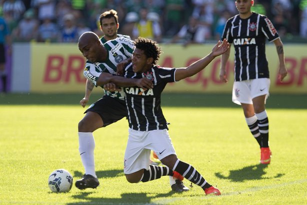 Durante o jogo entre Coritiba x Corinthians realizado esta tarde no estádio Couto Pereira, em Curitiba, válido pela 13ª rodada do Campeonato Brasileiro de 2014