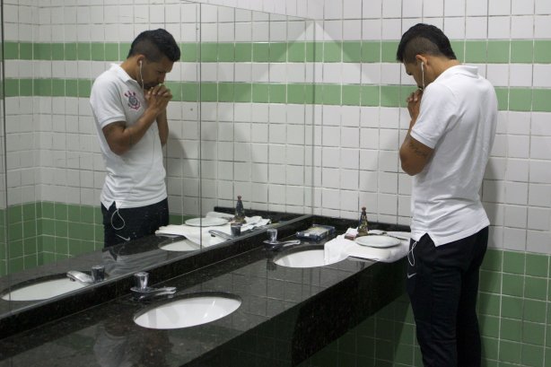 Nos vestiários antes do jogo entre Coritiba x Corinthians realizado esta tarde no estádio Couto Pereira, em Curitiba, válido pela 13ª rodada do Campeonato Brasileiro de 2014