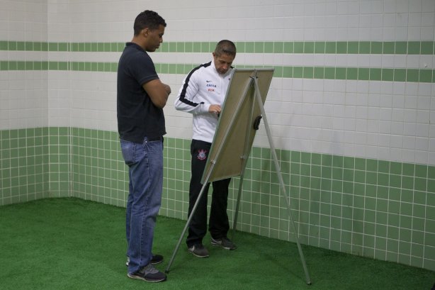 Nos vestiários antes do jogo entre Coritiba x Corinthians realizado esta tarde no estádio Couto Pereira, em Curitiba, válido pela 13ª rodada do Campeonato Brasileiro de 2014