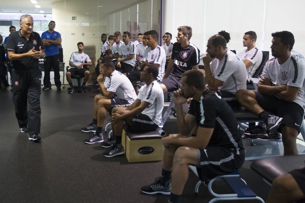 Durante a reapresentacao dos jogadores esta tarde no CT Joaquim Grava, zona leste da cidade. O próximo jogo da equipe será dia 15/01no torneio internacional, em Orlando/EUA, contra o Colonia da Alemanha