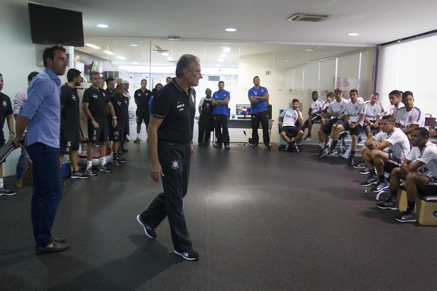 Durante a reapresentacao dos jogadores esta tarde no CT Joaquim Grava, zona leste da cidade. O próximo jogo da equipe será dia 15/01no torneio internacional, em Orlando/EUA, contra o Colonia da Alemanha