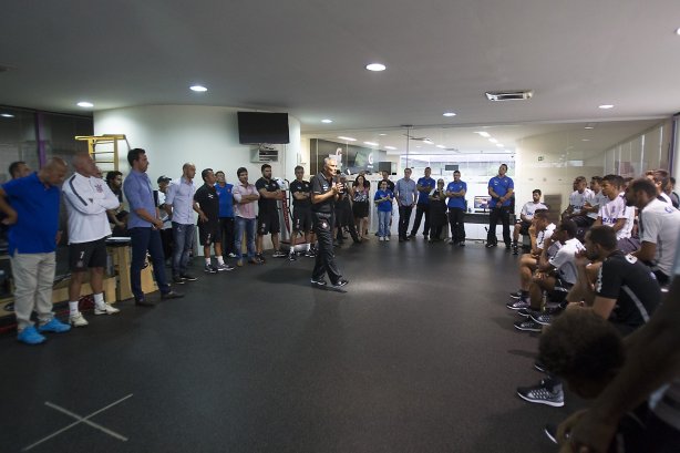 Durante a reapresentacao dos jogadores esta tarde no CT Joaquim Grava, zona leste da cidade. O próximo jogo da equipe será dia 15/01no torneio internacional, em Orlando/EUA, contra o Colonia da Alemanha