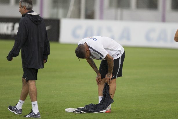 Durante a reapresentacao dos jogadores esta tarde no CT Joaquim Grava, zona leste da cidade. O próximo jogo da equipe será dia 15/01no torneio internacional, em Orlando/EUA, contra o Colonia da Alemanha