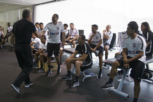Durante a reapresentacao dos jogadores esta tarde no CT Joaquim Grava, zona leste da cidade. O próximo jogo da equipe será dia 15/01no torneio internacional, em Orlando/EUA, contra o Colonia da Alemanha