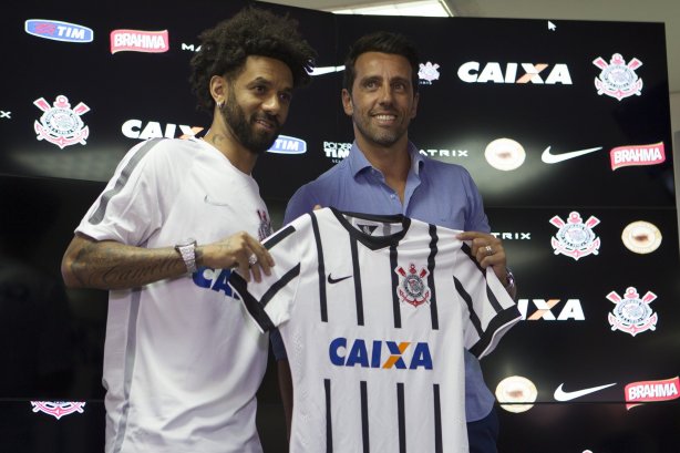 O gerente de futebol Edu Gaspar apresente o jogador Cristian, apôs a reapresentacao dos jogadores esta tarde no CT Joaquim Grava, zona leste da cidade. O próximo jogo da equipe será dia 15/01no torneio internacional, em Orlando/EUA, contra o Colonia da Alemanha