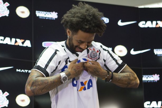 O gerente de futebol Edu Gaspar apresente o jogador Cristian, apôs a reapresentacao dos jogadores esta tarde no CT Joaquim Grava, zona leste da cidade. O próximo jogo da equipe será dia 15/01no torneio internacional, em Orlando/EUA, contra o Colonia da Alemanha