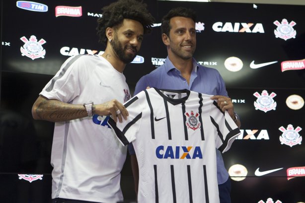 O gerente de futebol Edu Gaspar apresente o jogador Cristian, apôs a reapresentacao dos jogadores esta tarde no CT Joaquim Grava, zona leste da cidade. O próximo jogo da equipe será dia 15/01no torneio internacional, em Orlando/EUA, contra o Colonia da Alemanha