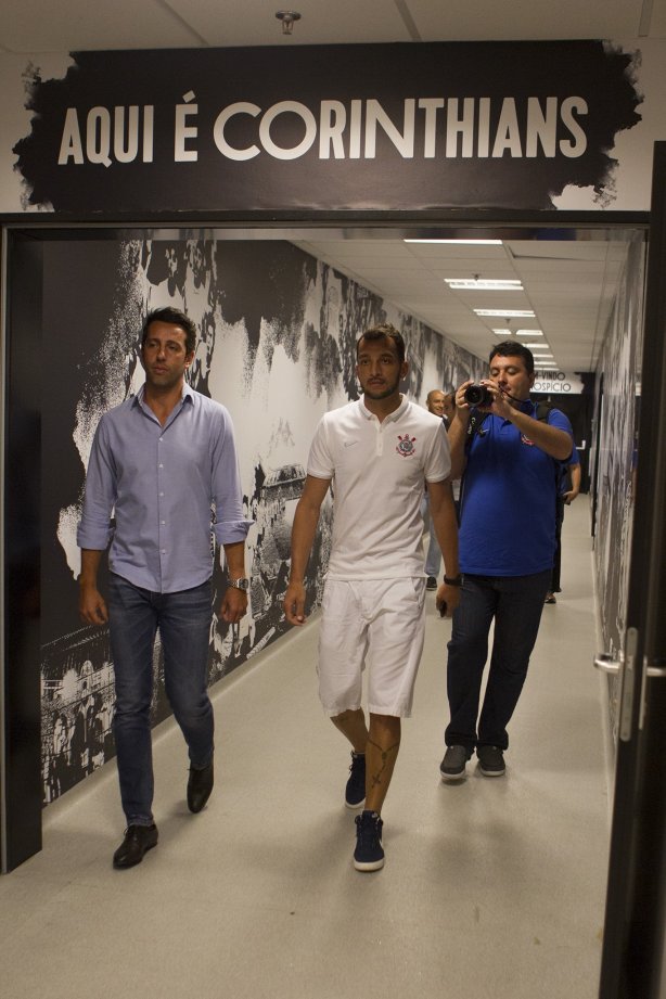 O zagueiro Edu Dracena é apresentado pelo gerente de futebol Edu Gaspar, antes do treino desta tarde na Arena Corinthians, zona leste da cidade. O próximo jogo da equipe será contra o Corinthian Casuals, da Inglaterra, sábado, dia 24/01, na Arena Corinthians, em homenagem ao co-irmão